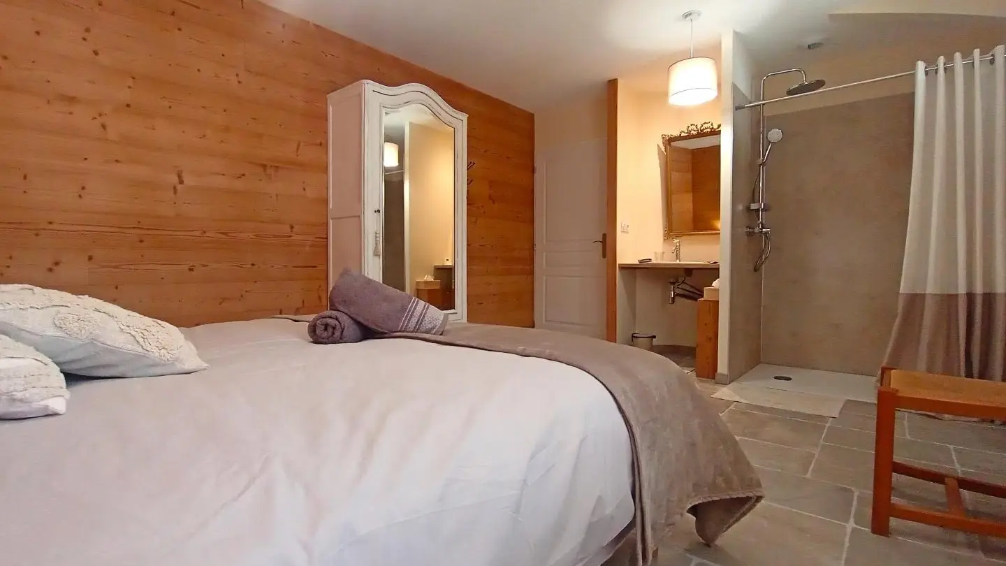 Chambre au RDC, aménagée pour personne à mobilité réduite. Un lit double ou deux lits simples 1x160 ou 2x80 avec douche italienne et lavabo