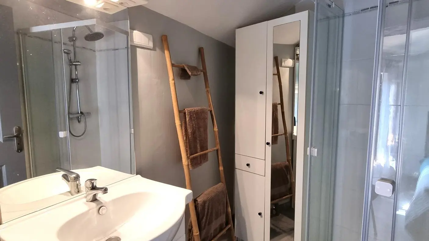 Chambre 3 : quatre lits 90x190 cm avec salle d'eau privative (douche et vasque).