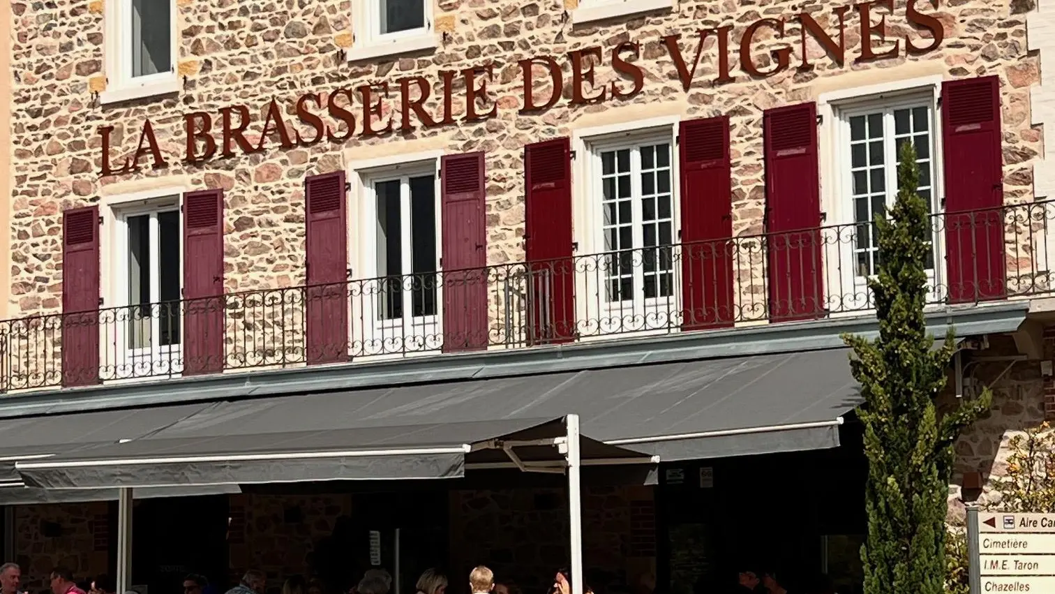 Restaurant avec terrasse ombragée