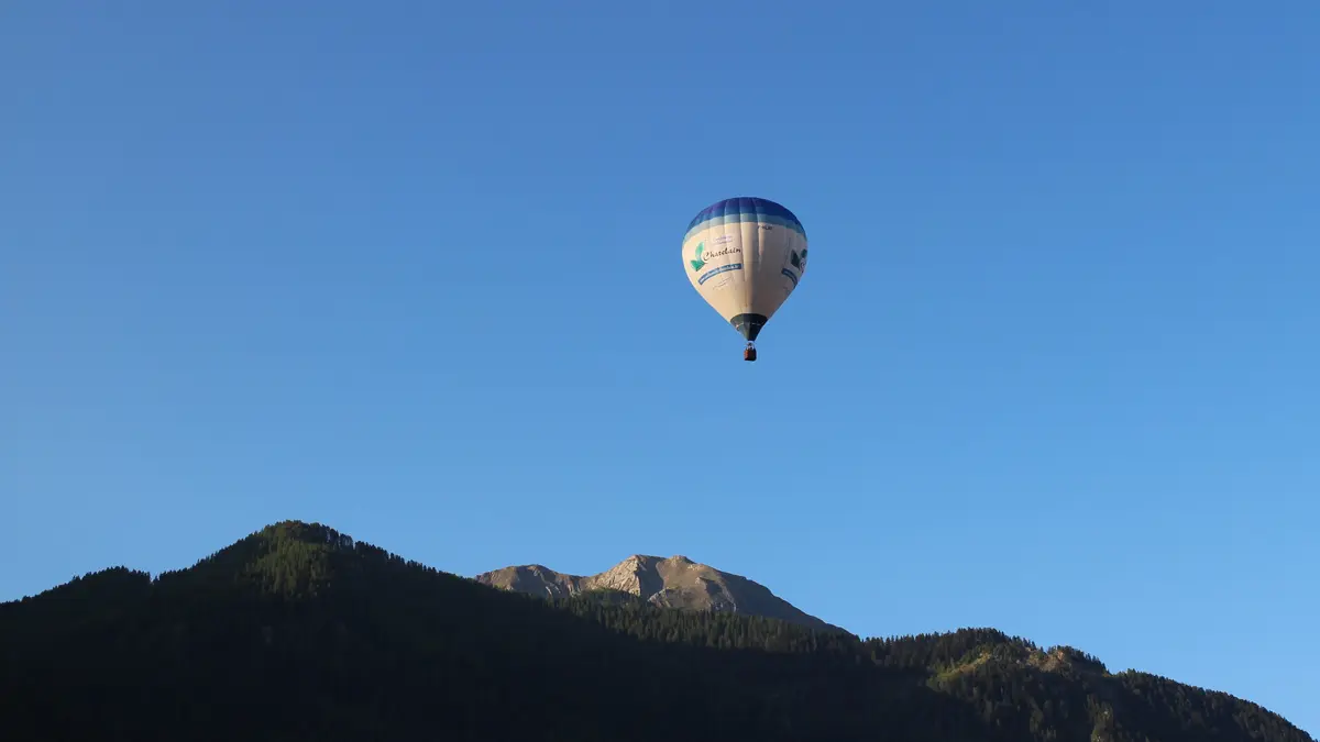 Vol libre en montgolfière au-dessus de la vallée du Champsaur