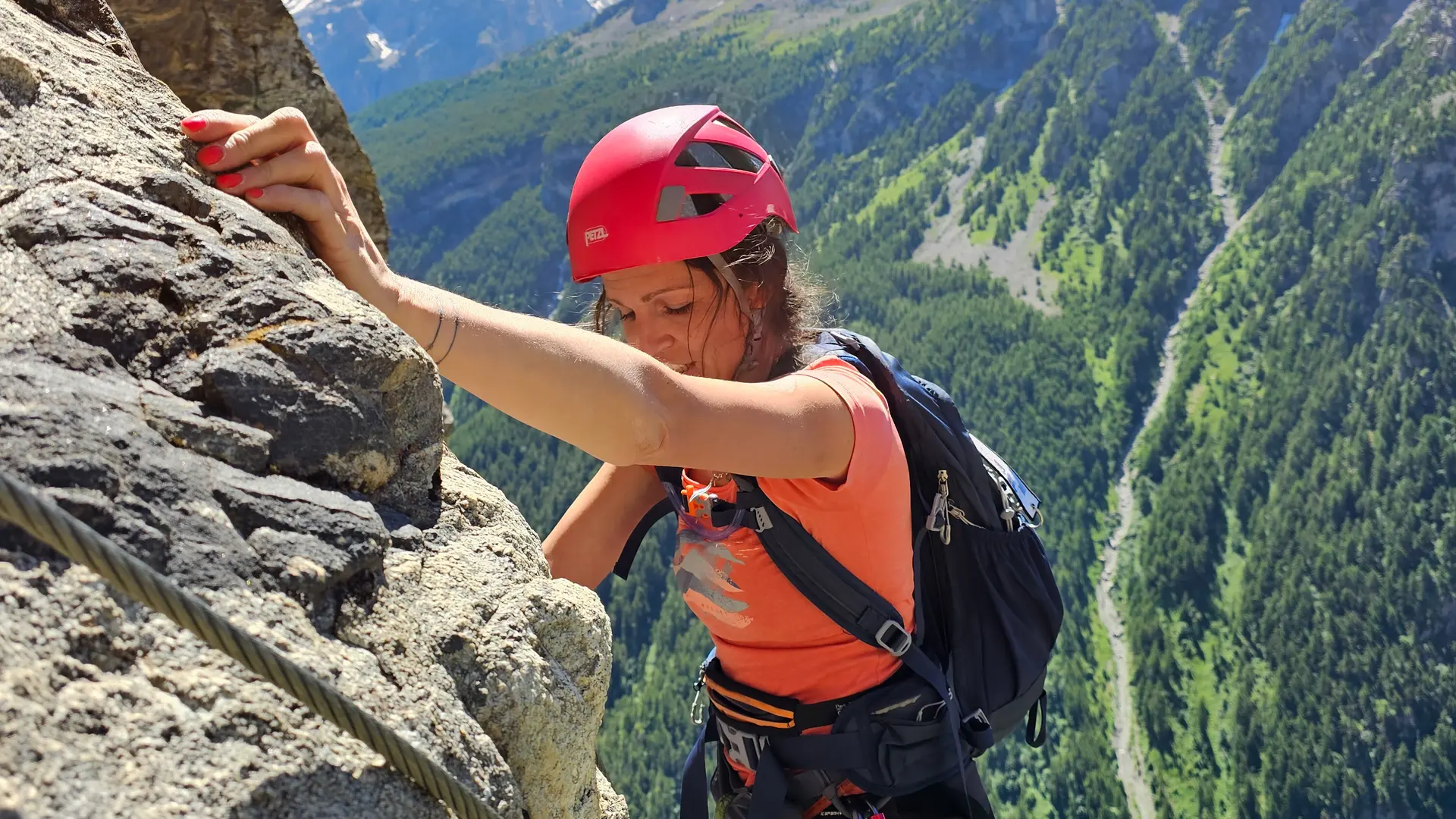 Entre barreaux métalliques et rocher