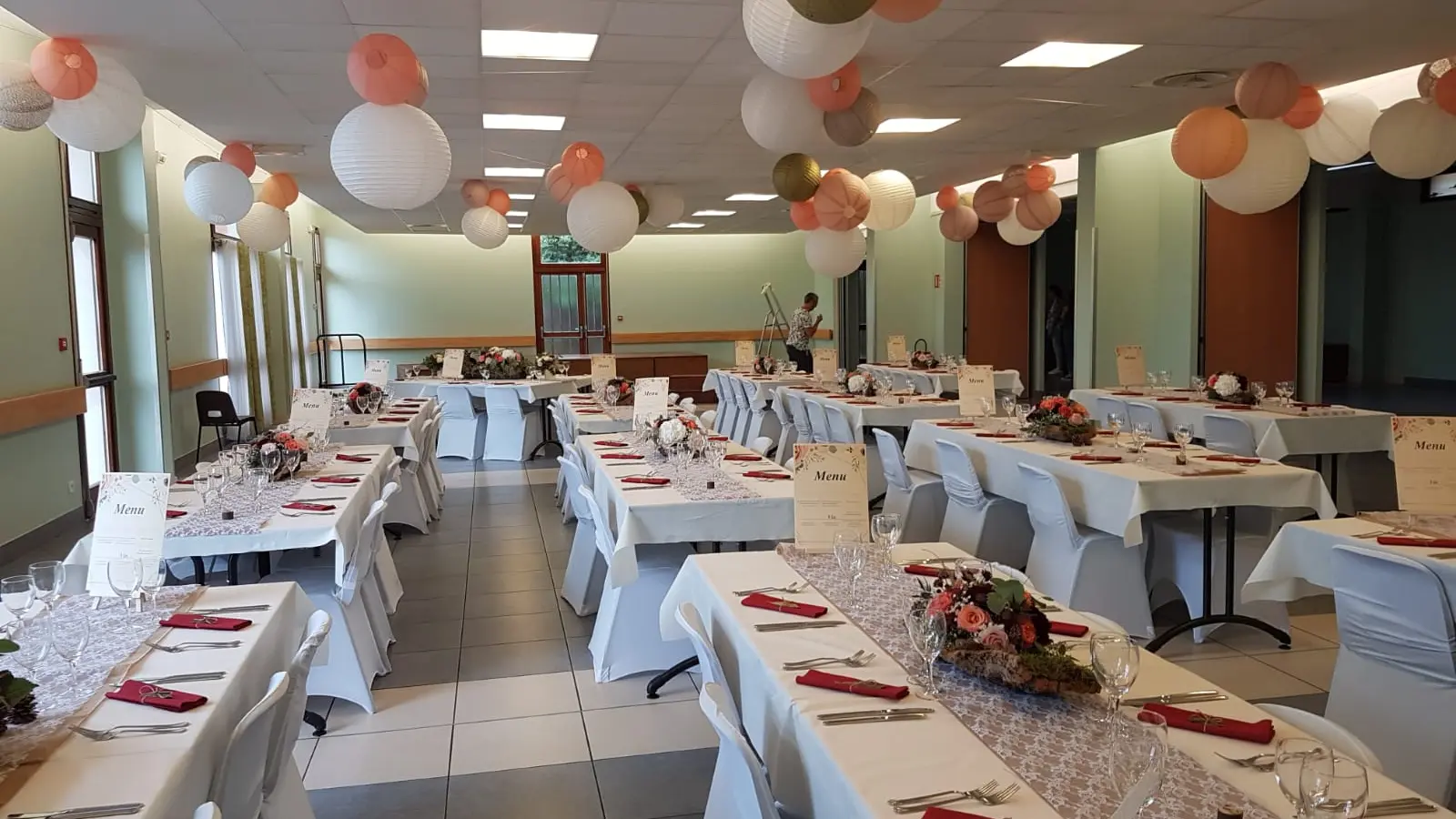 Grande salle du village de gîtes décorée pour un mariage