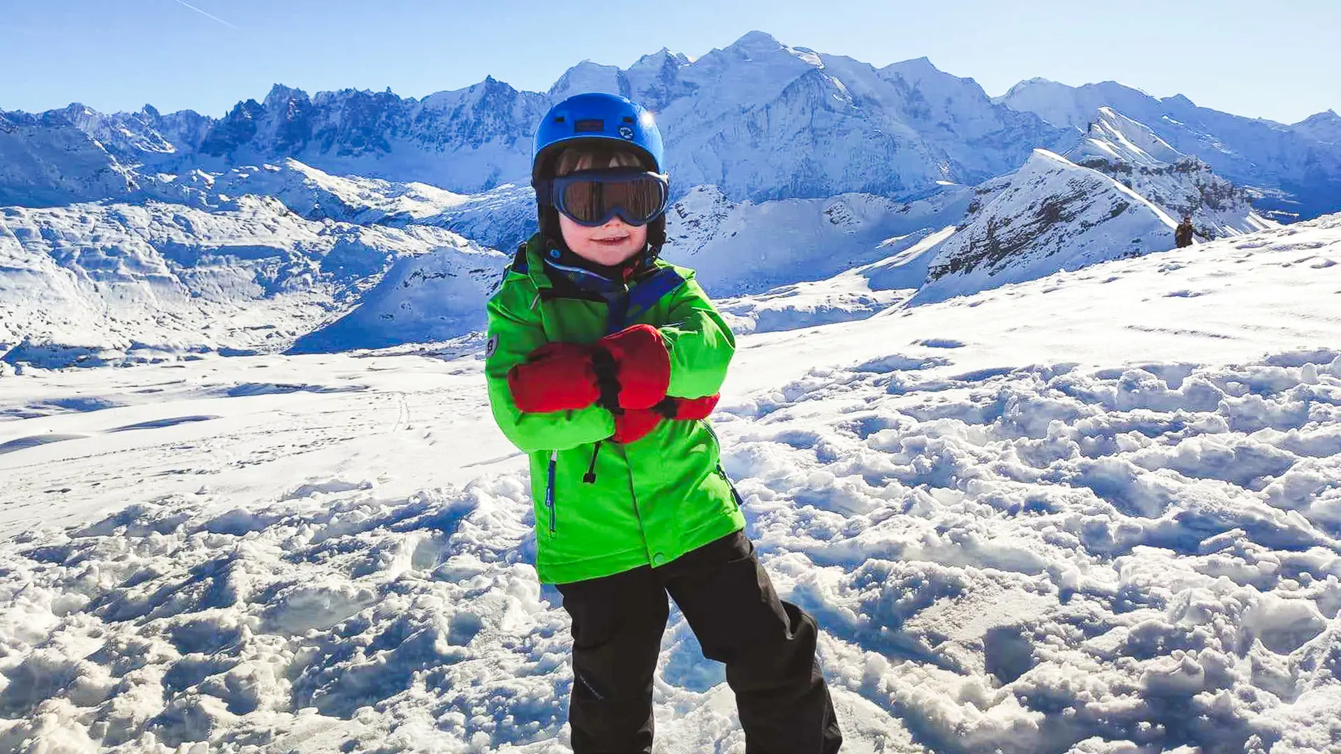 Un enfant lors d'une pause au sommet des Grandes Platières devant le mont Blanc