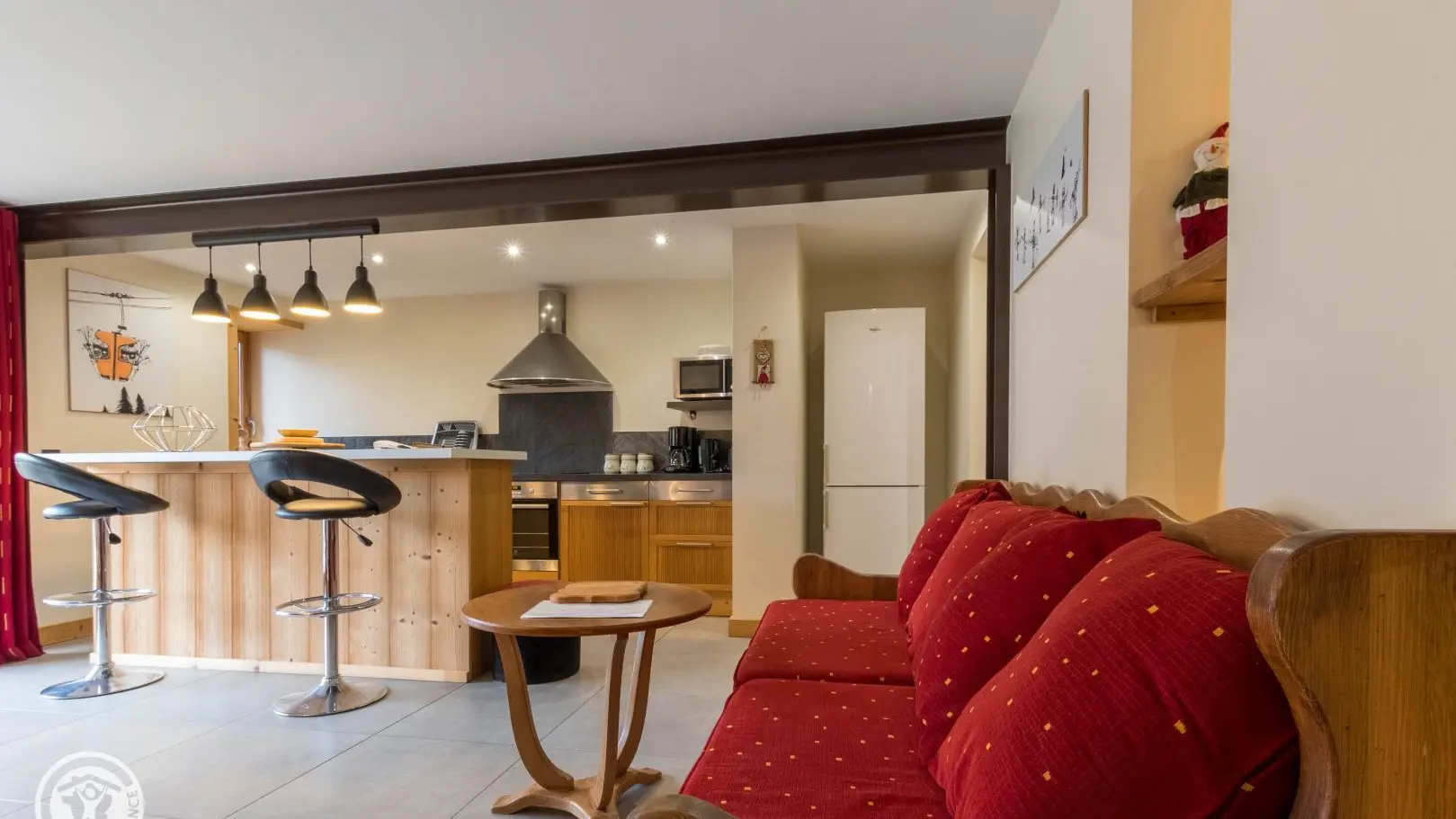 Séjour avec cuisine intégrée, table, poêle à bois