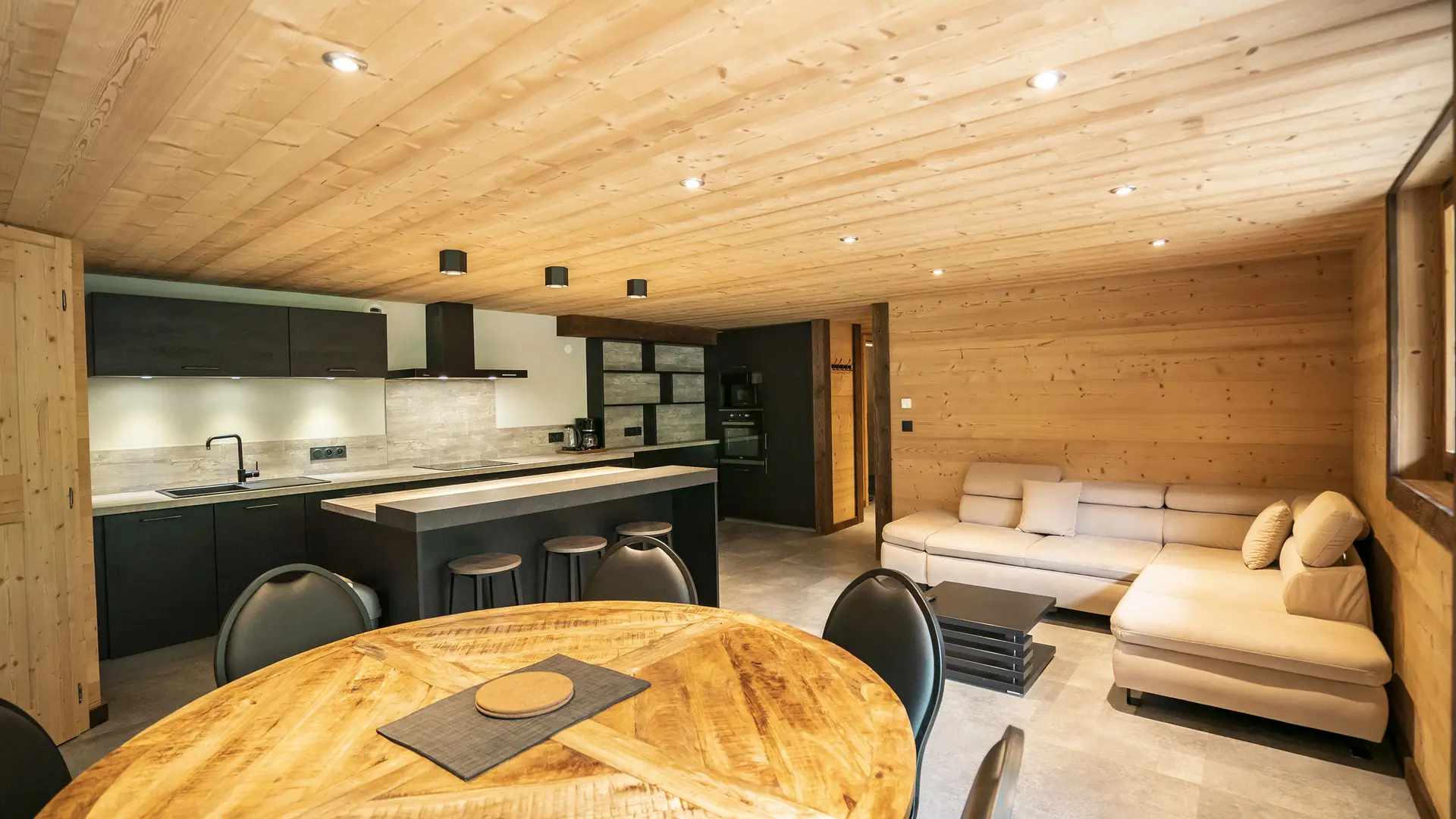 Salon spacieux et cuisine équipée - Chalet les Cerfs_Châtel