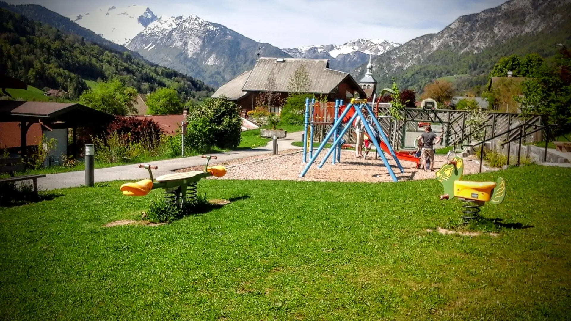Aire de jeux et boulodrome à 150 m du chalet Arsène