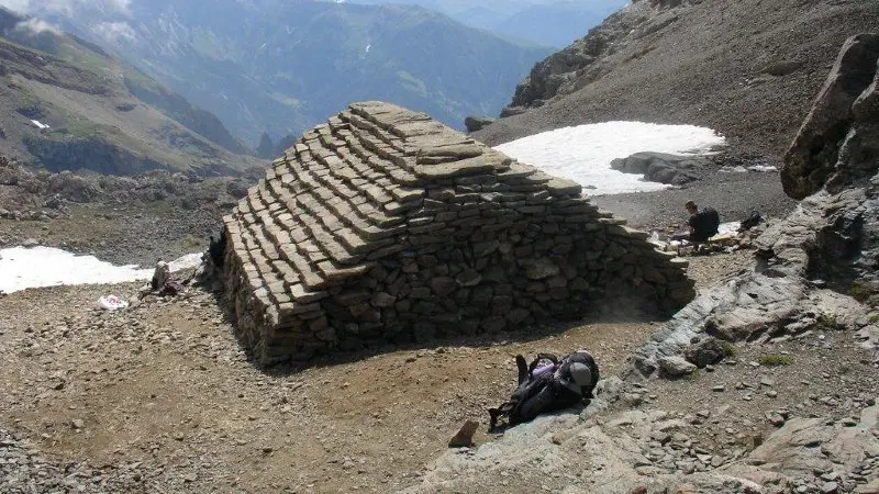 1893 - Reconstruction d'une cabane pour les ouvriers d'entretien : la cabane des Parisiens - itinéraire de randonnée du Vieux Chaillol