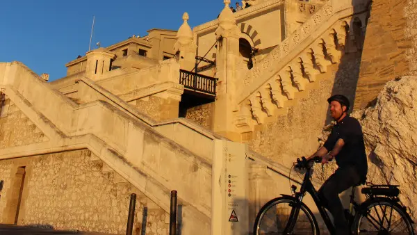 Visite des calanques à vélo électrique et Guide Virtuel