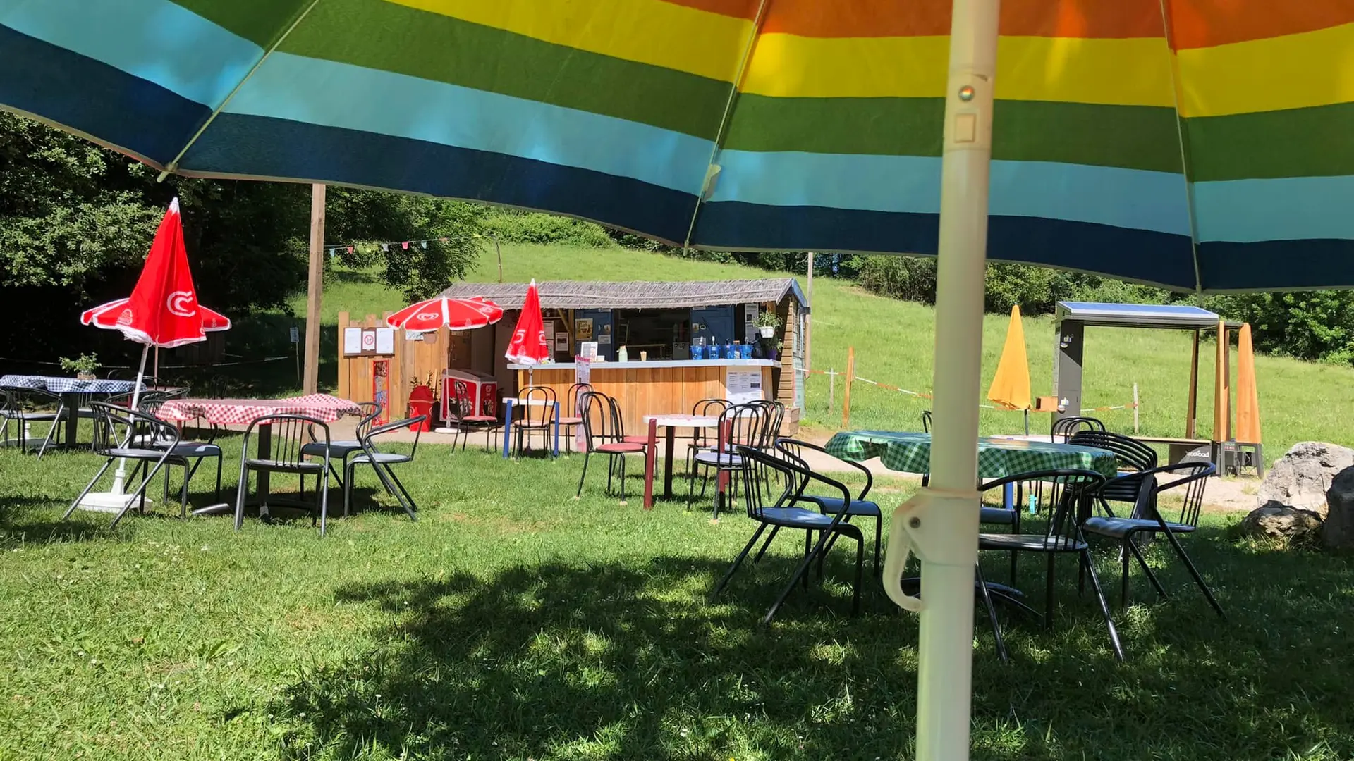 la terrasse et la vue sur la guinguette