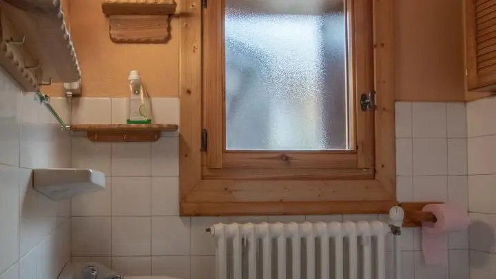 Wc indépendant avec lavabo.