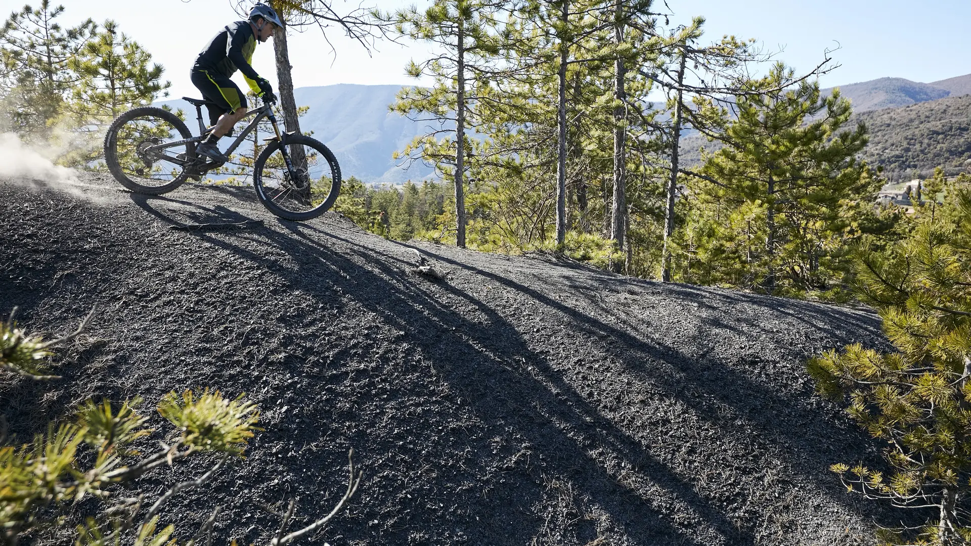 Sentier balisé dans les Terres Noires