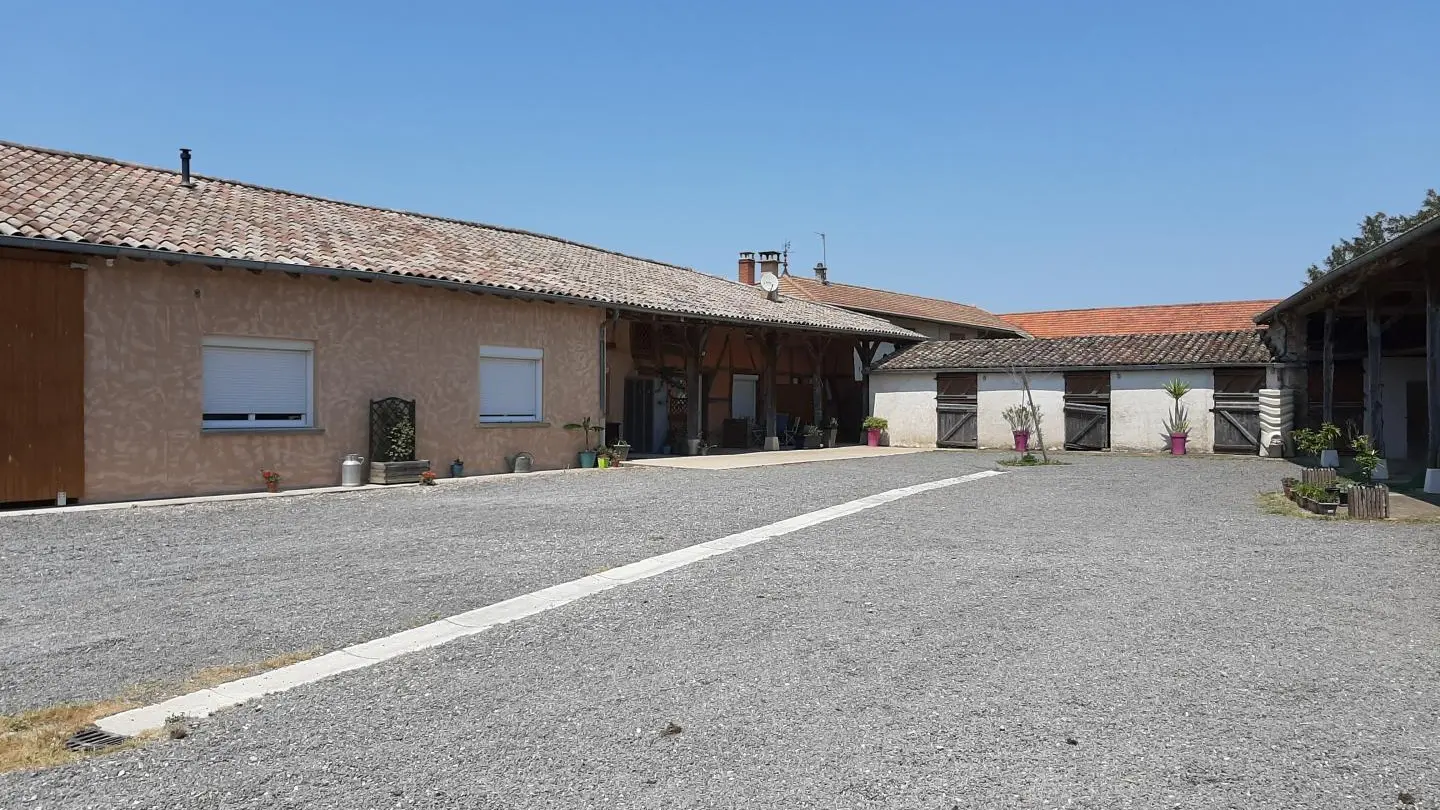 Vue d'ensemble sur la propriété qui gère l'élevage et la pension des chevaux. sur la partie droite se trouvent les écuries