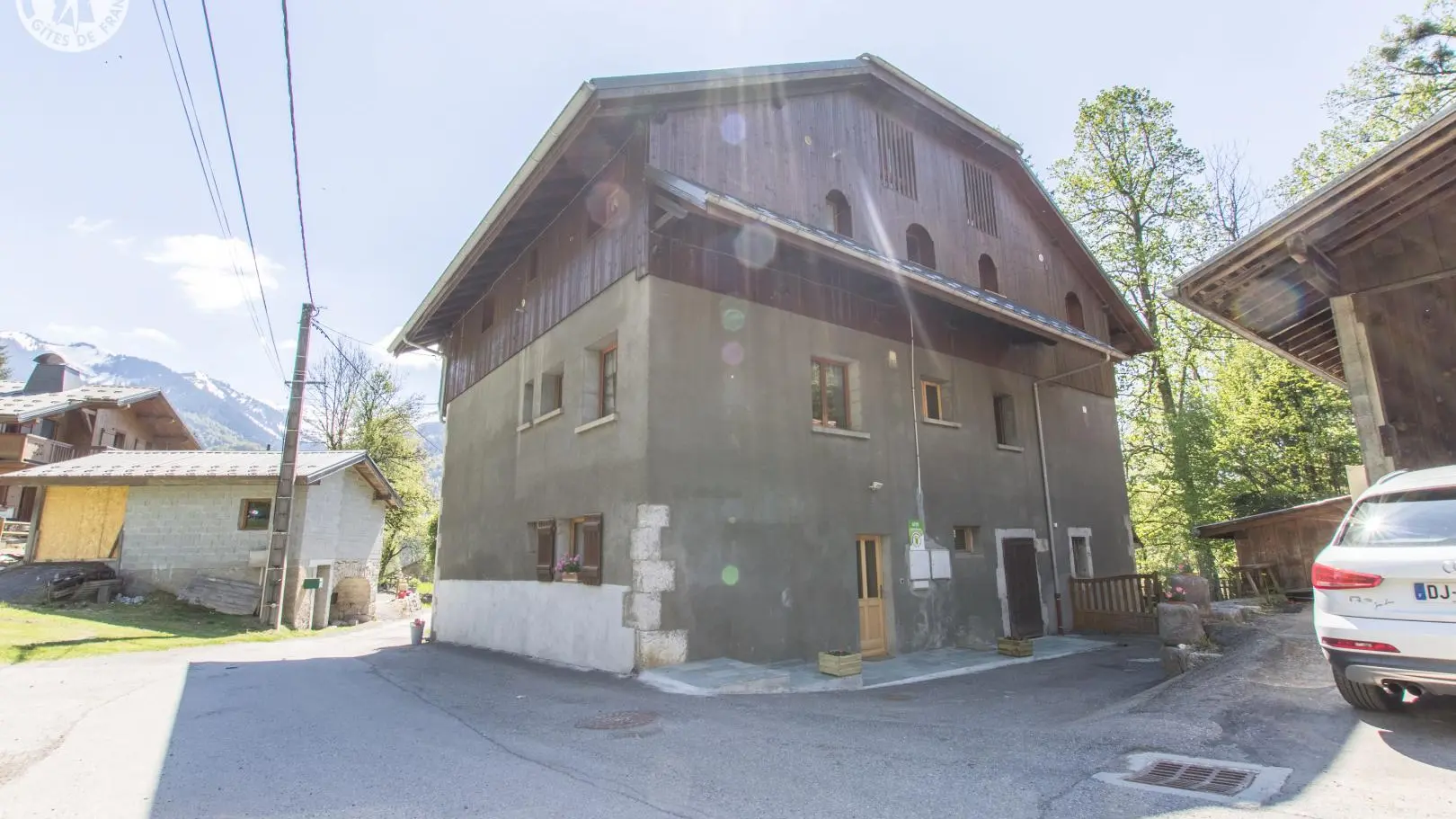 Entrée commune sur l'arrière de la maison (porte en bois claire)