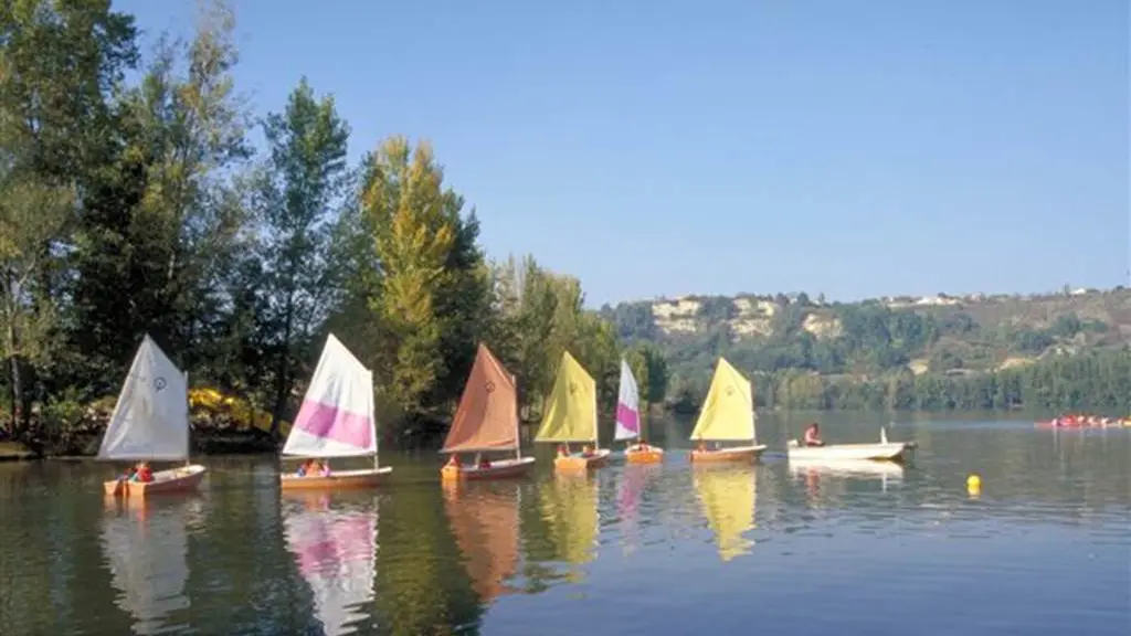 Photo du plan d'eau de la base de loisirs avec bateau