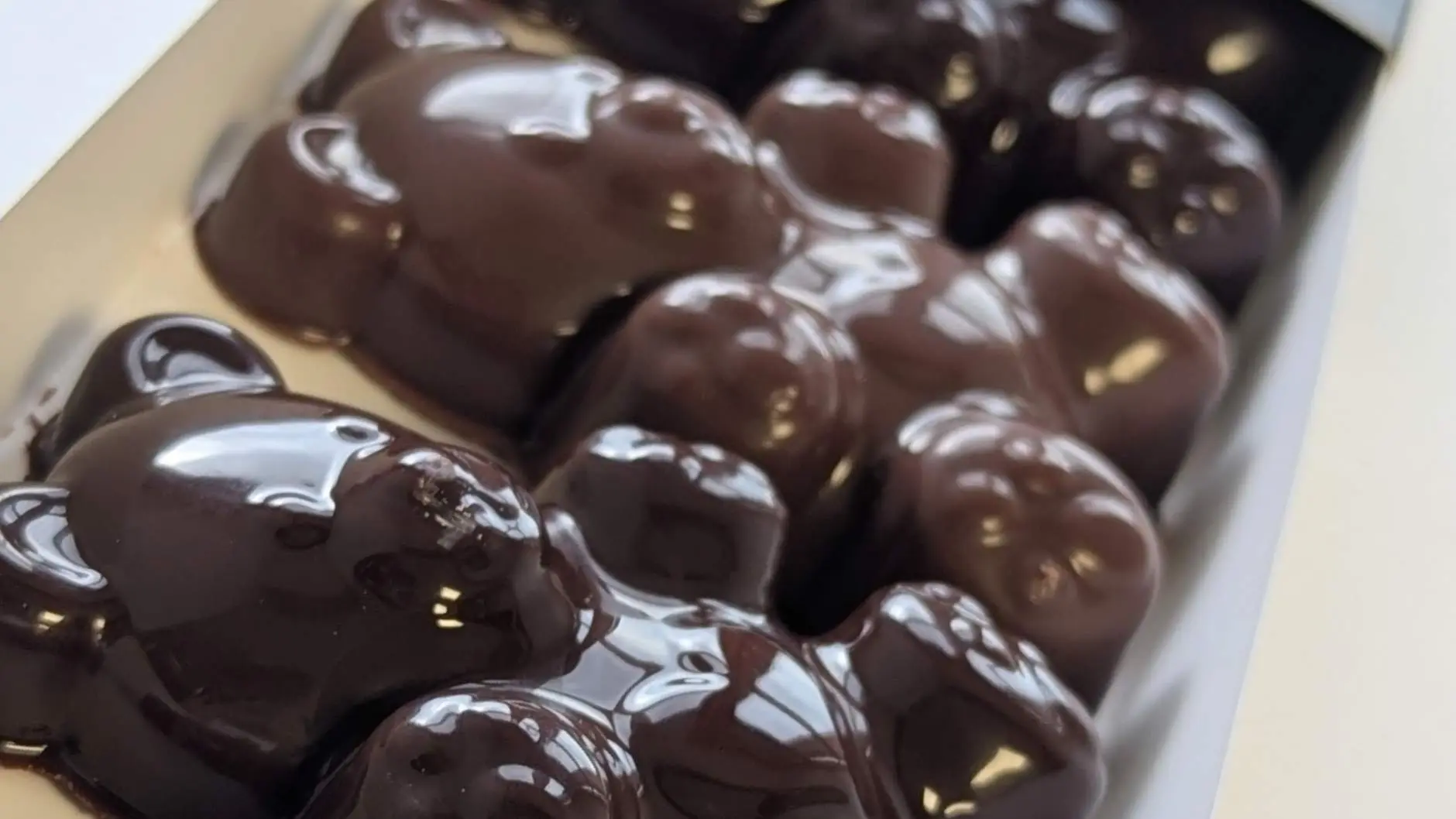 De tendre oursons à la guimauve enrobés de chocolat. Dans son étui, retrouvez 3 oursons au chocolat au lait et 3 au chocolat noir