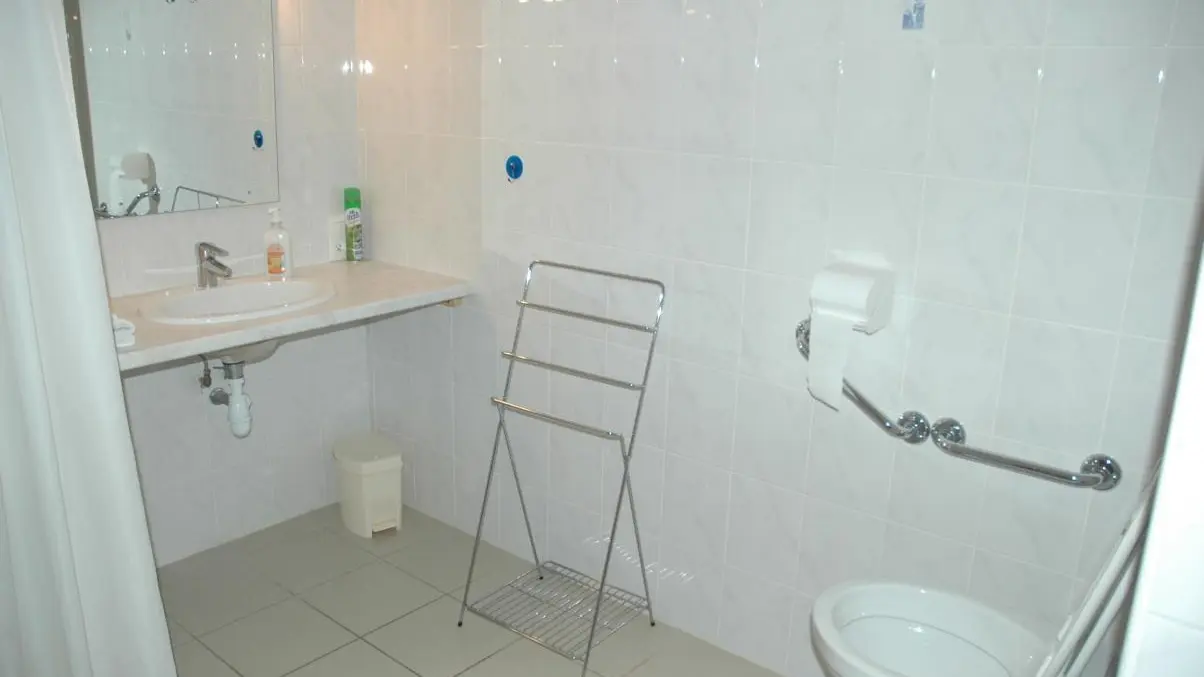 Une grande salle de bains très pratique.