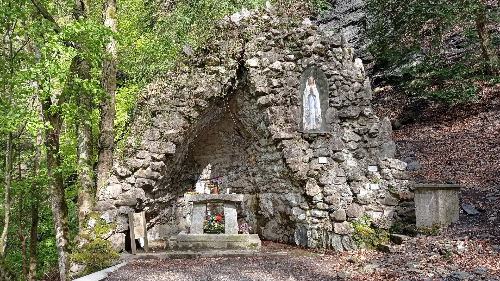 Vue sur la Grotte