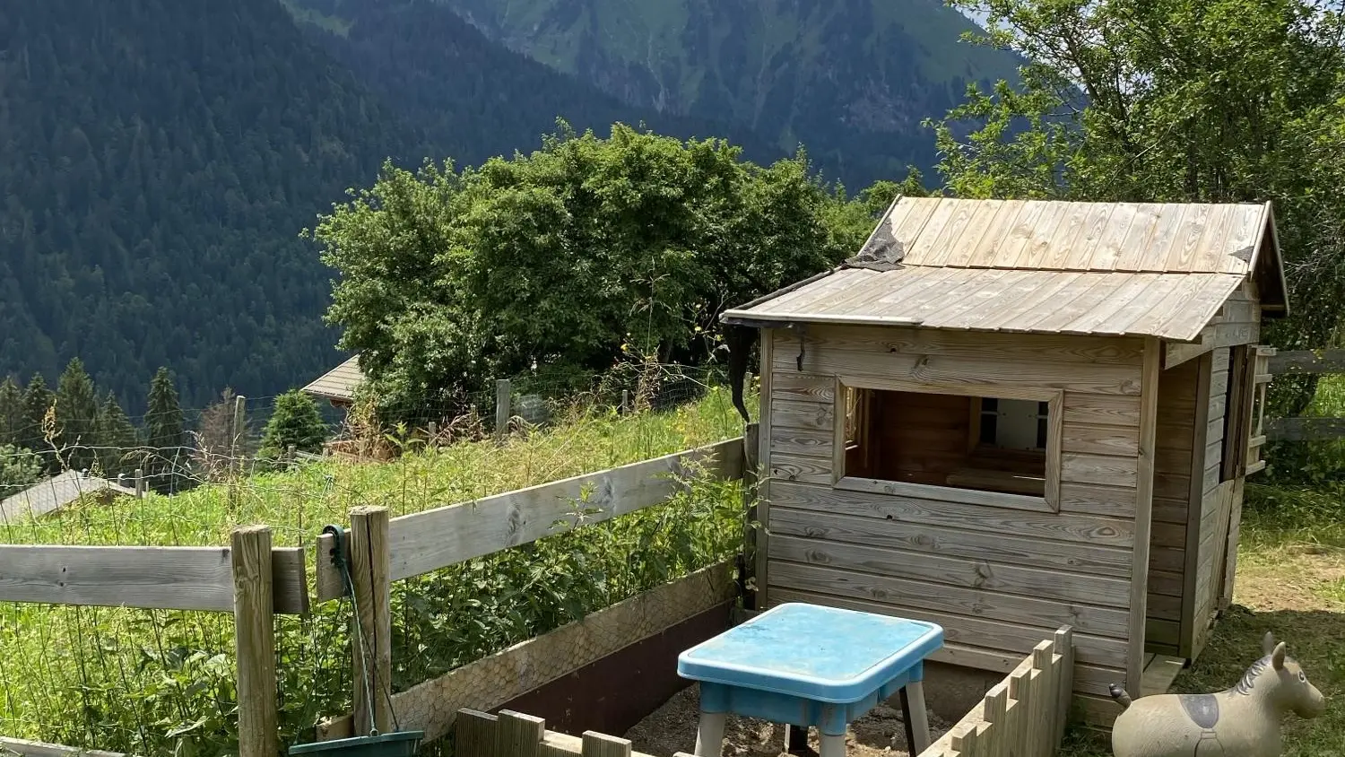 Cabane pour les enfants dans le jardin