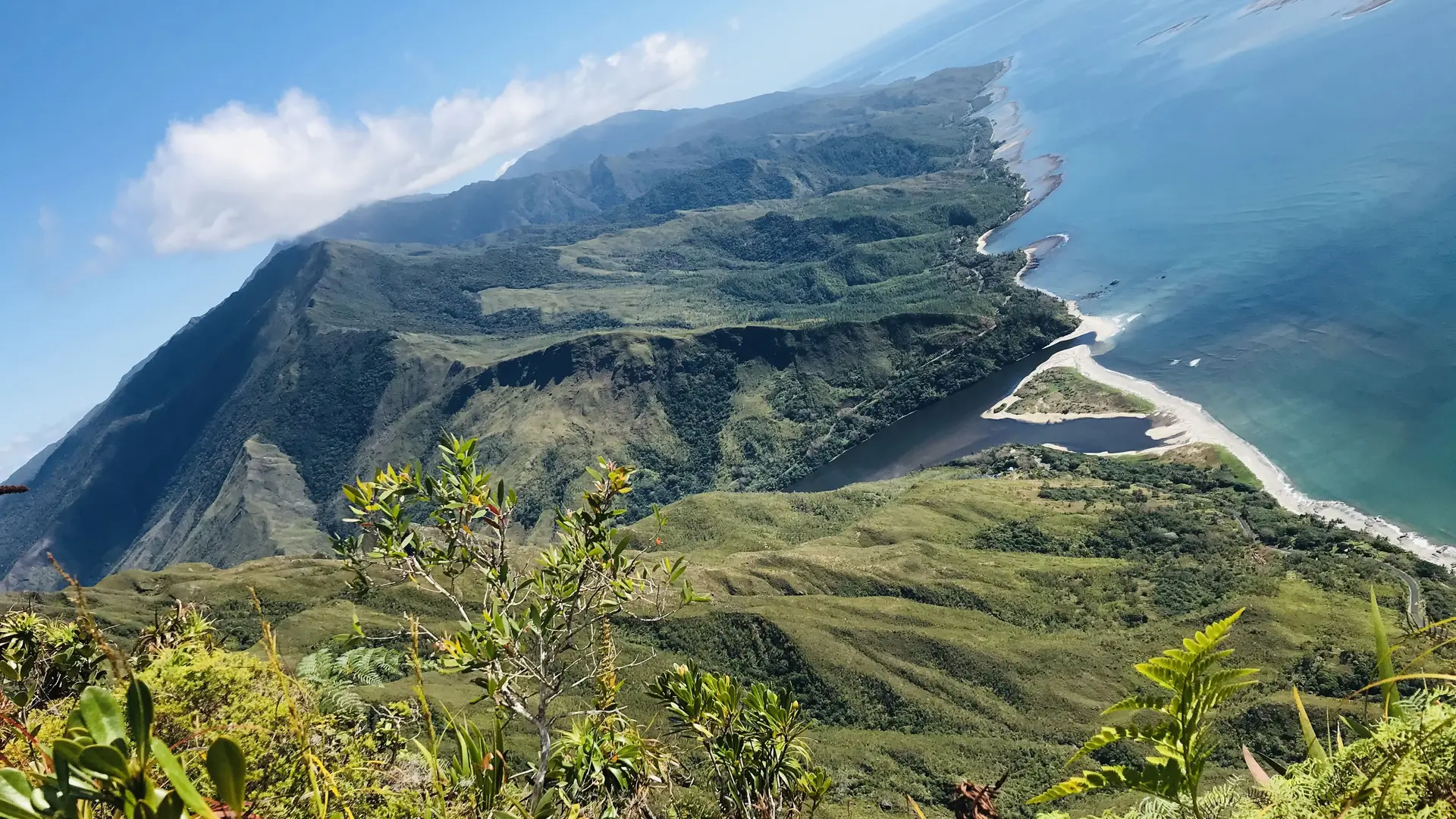 mer, lagon, roches de la ouaième, hienghène, randonnée, côte océanienne