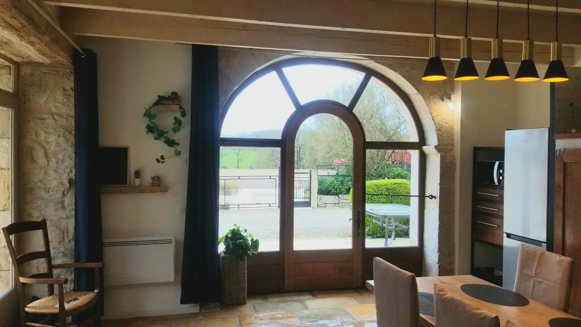 Vue sur la nature et la piscine.