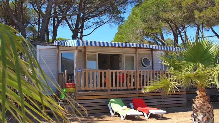 Camping Le Pansard à La Londe à l'ombre de la pinède et les pieds dans l'eau