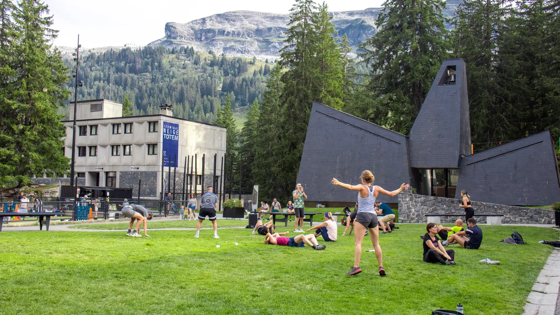 Groupe de personnes pendant le cours de cross training