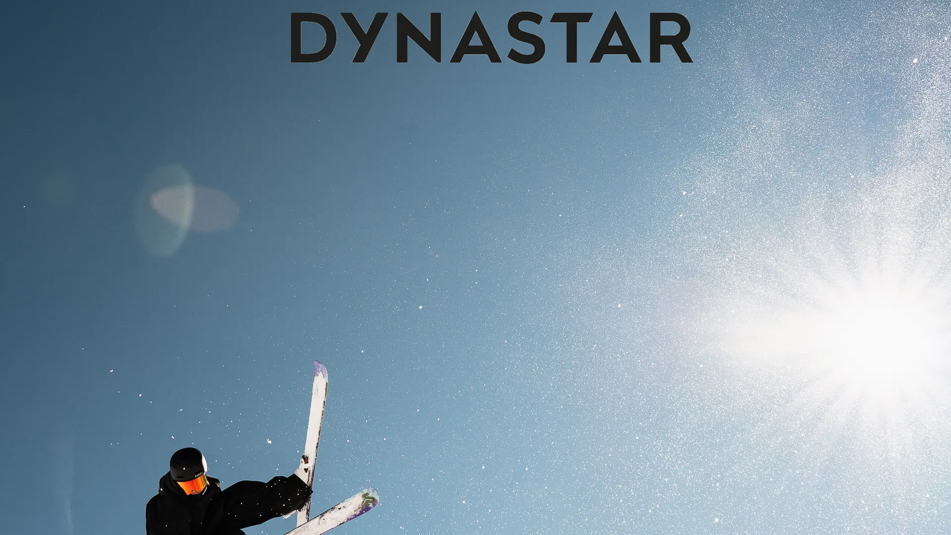 Skieur freestyle sur le snowpark de Val d'Isère avec logo Dynastar