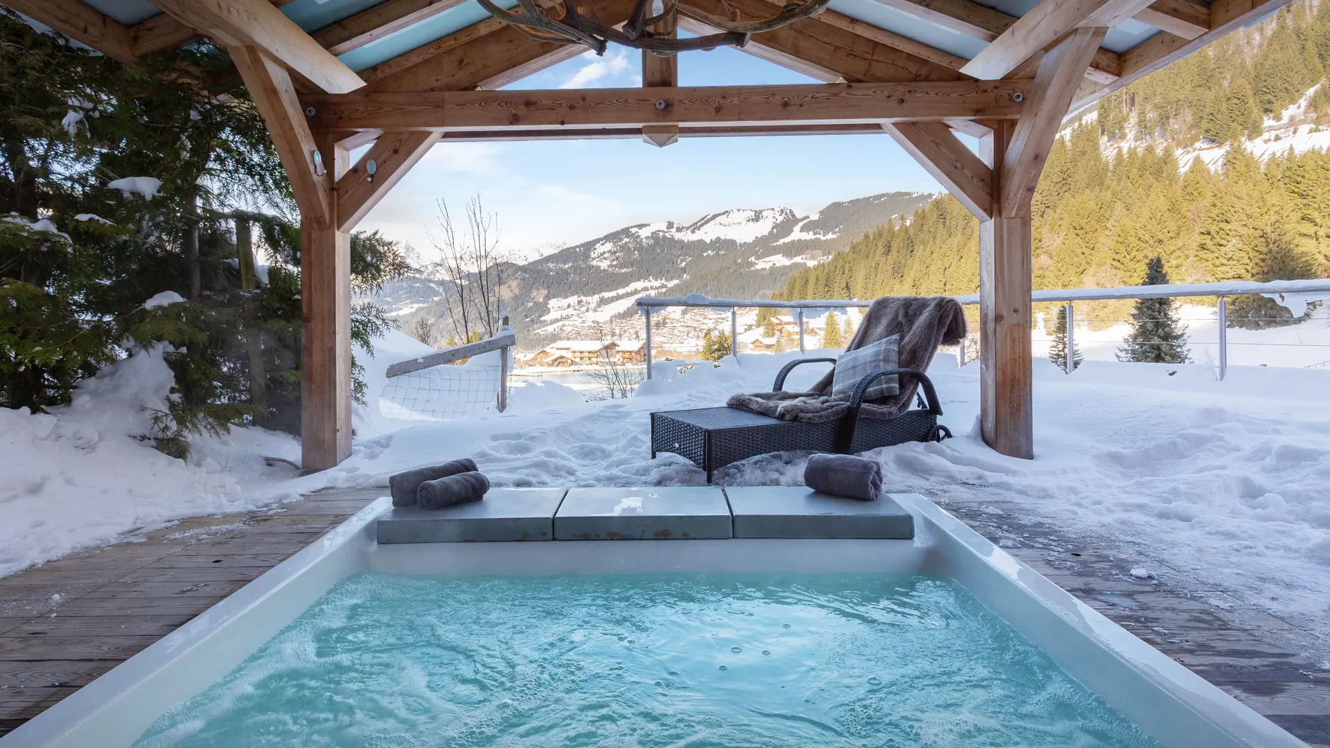 Bain à remous extérieur abrité d'une pergola