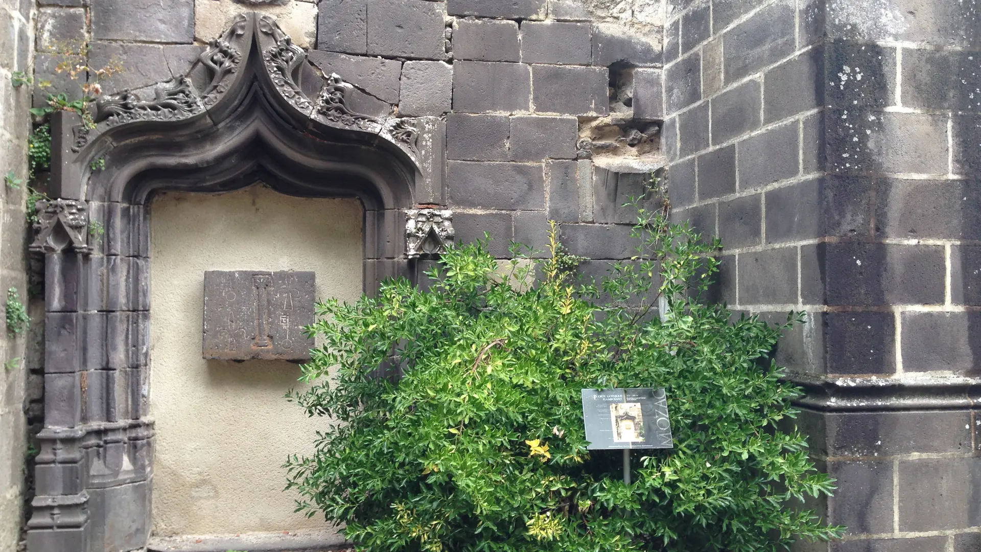 Edifices religieux - abbatiale Mozac - porte gothique