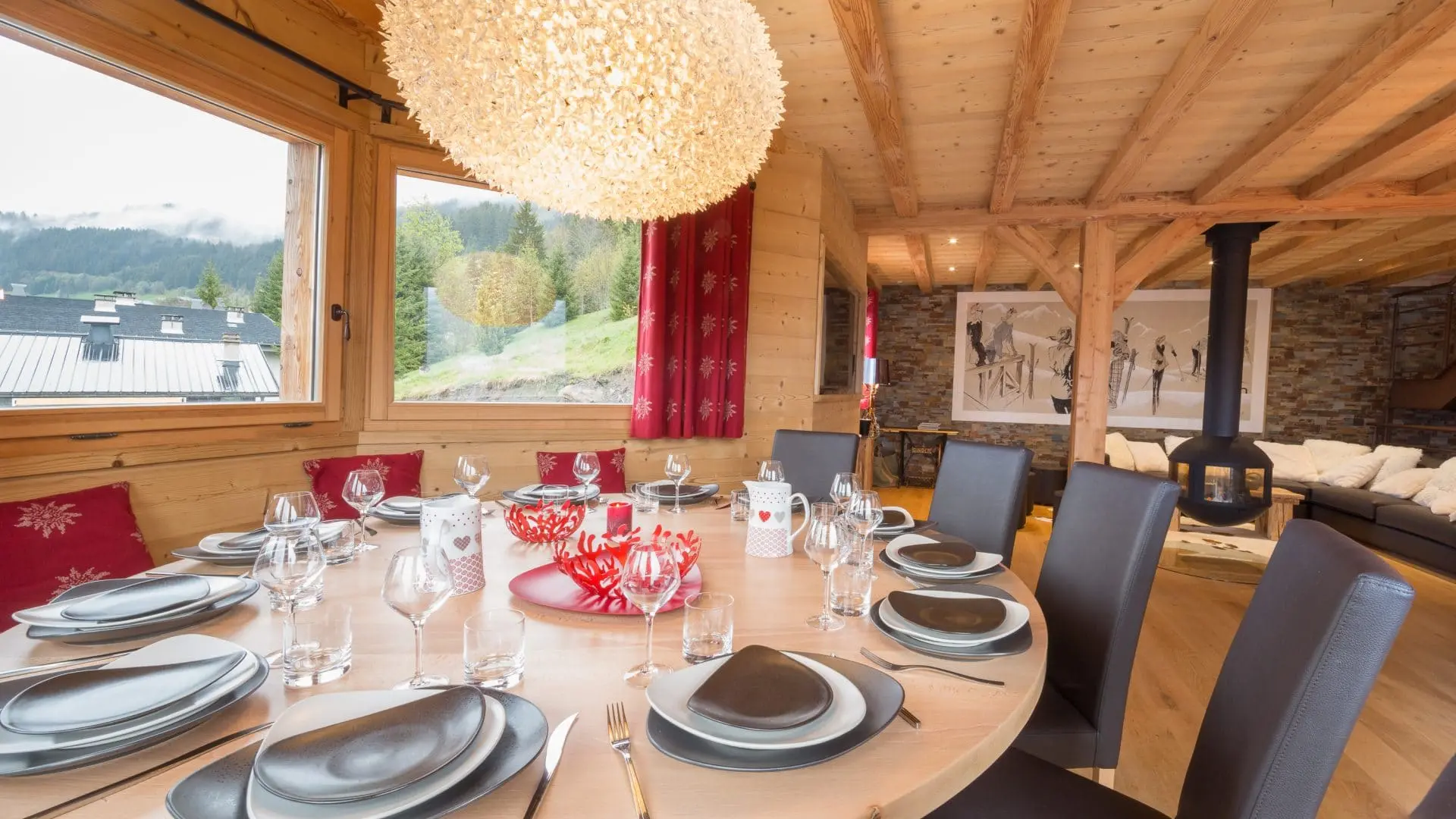 Salle à manger avec en arrière plan le salon