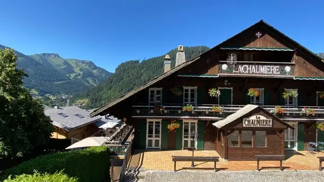 Façade du chalet en été