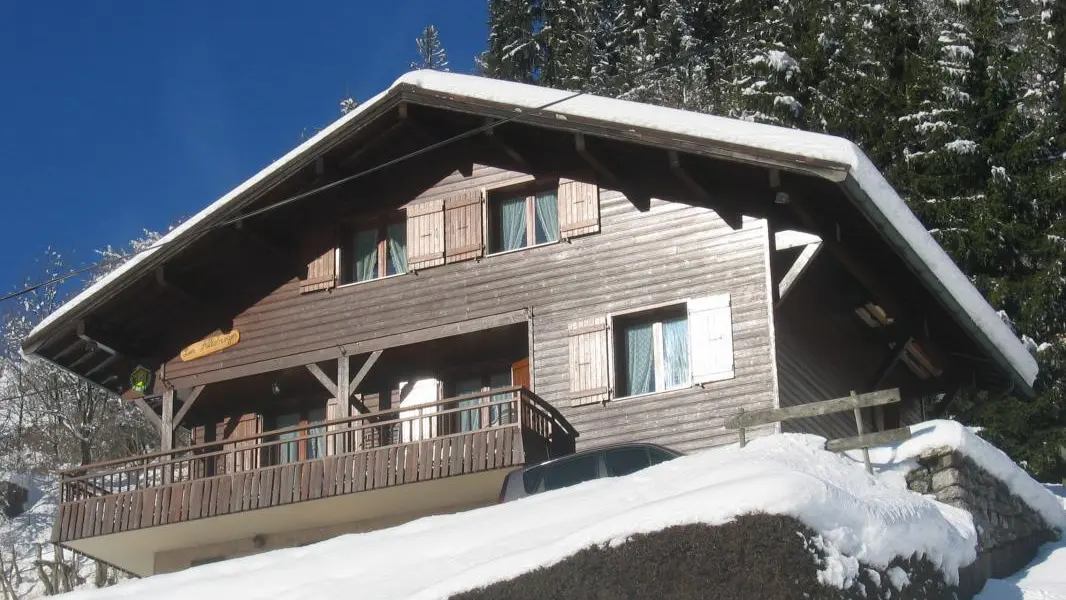 vue du chalet depuis l'arret de bus