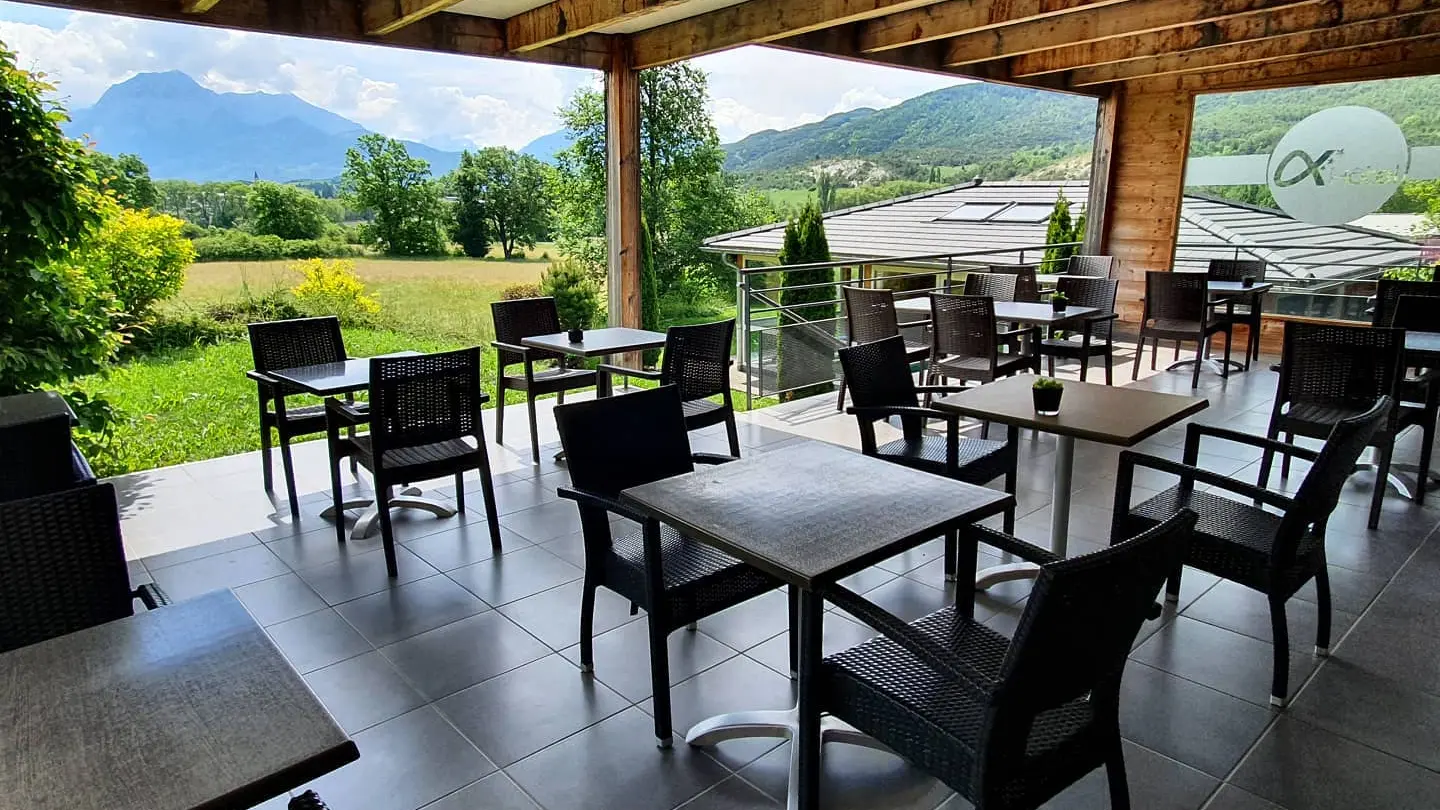 Terrasse avec vue sur les montagnes des Ecrins