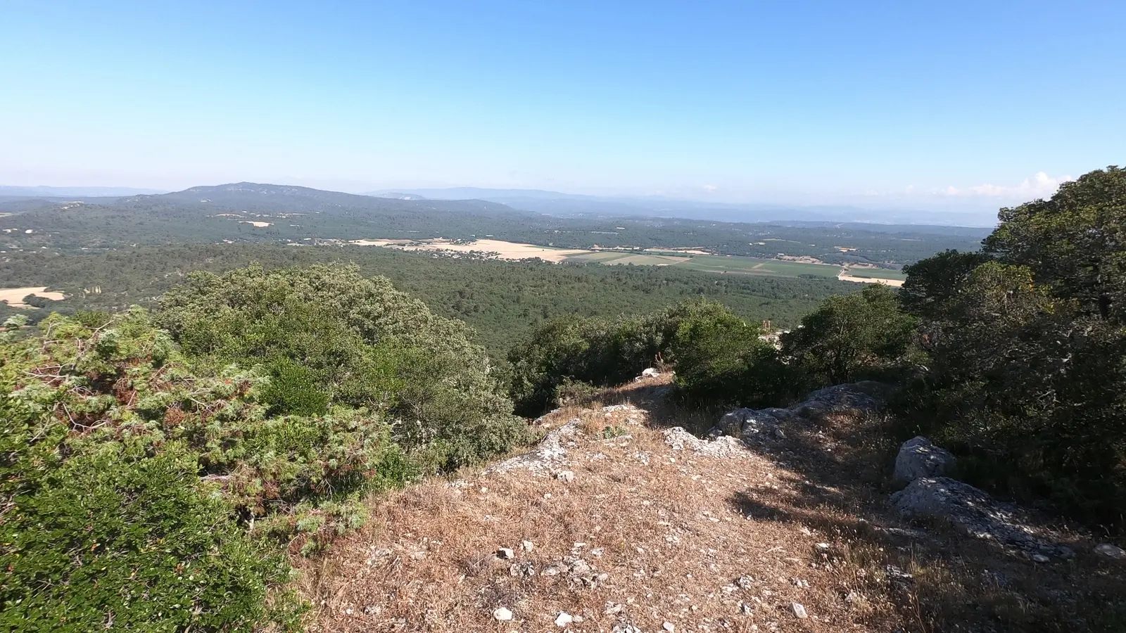 Panorama dégagé sur les collines et la végétation en contrebas