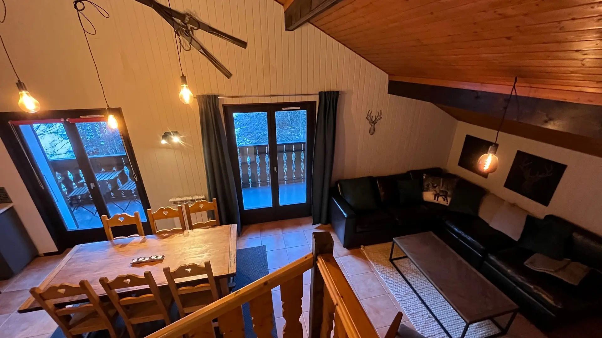 Vue d'ensemble du séjour depuis l'escalier menant à l'étage