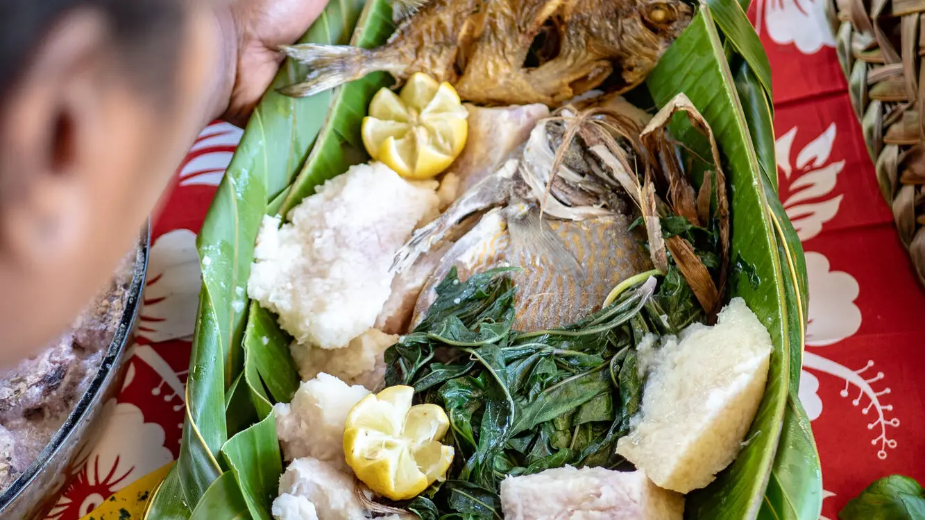 Plats cuisinés dans un panier tressé en feuilles de cocotier - Association Netoro