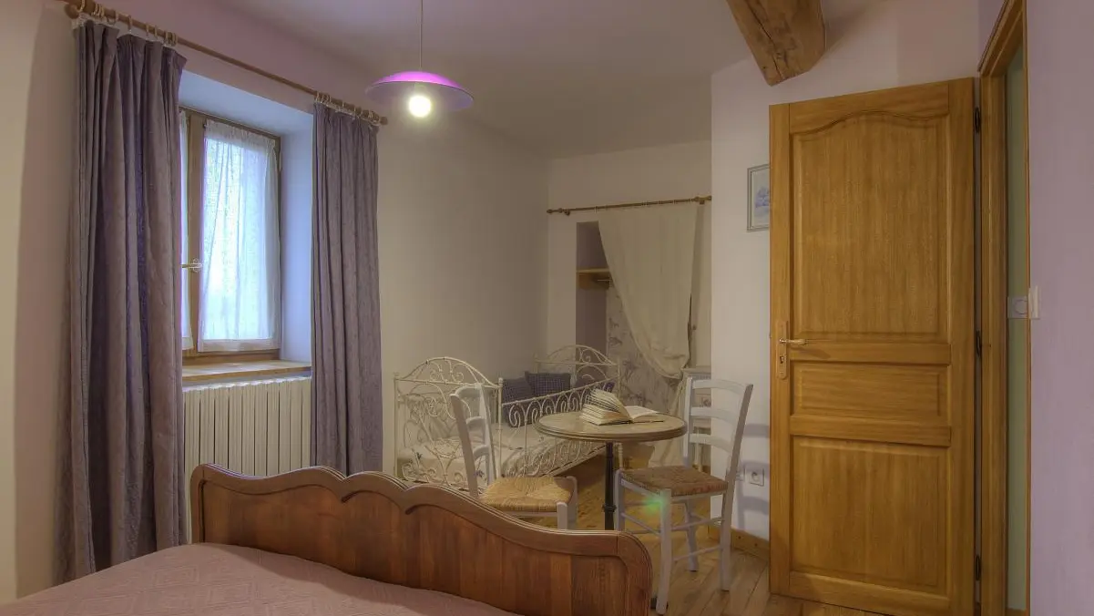 Grande chambre tres agreable avec lit enfant jusqu' 3 ans
