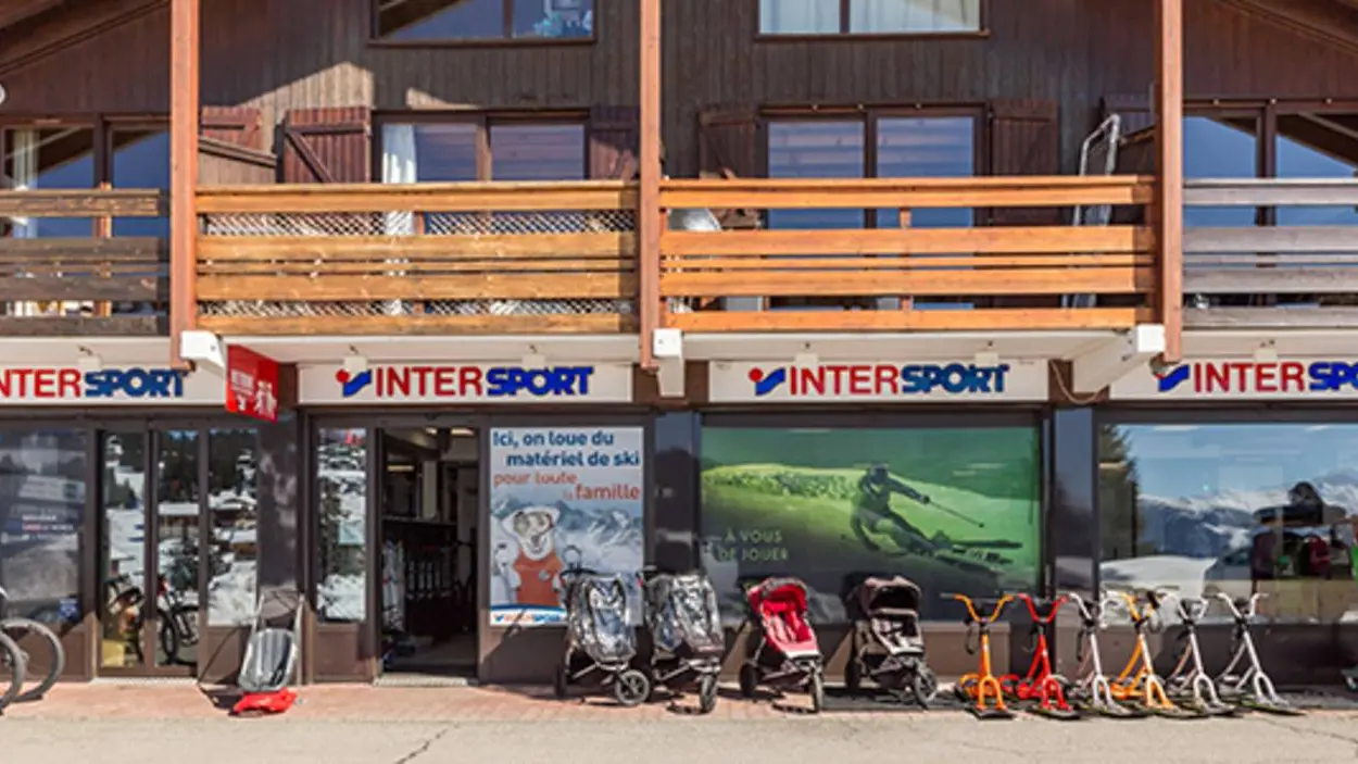 Magasin Intersport situé en bas de station