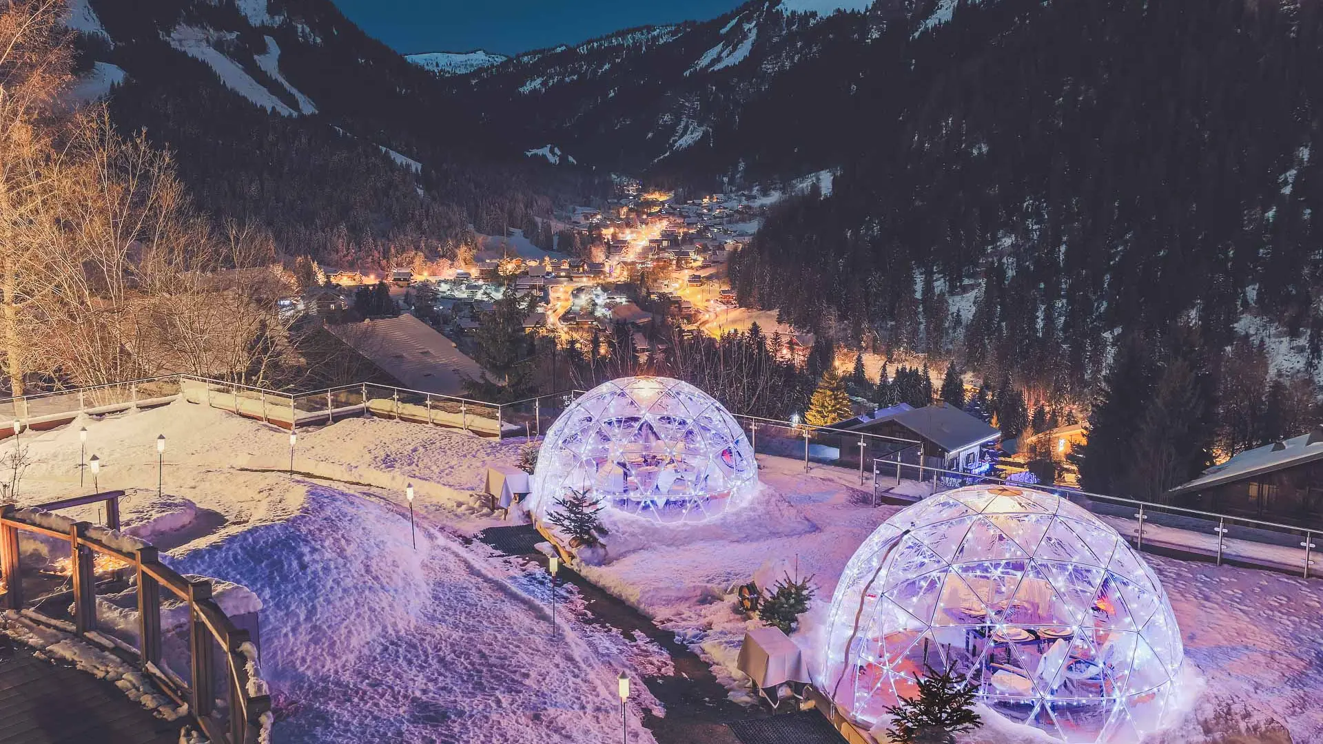 Vue des igloos où on peut déguster une fondue en hiver