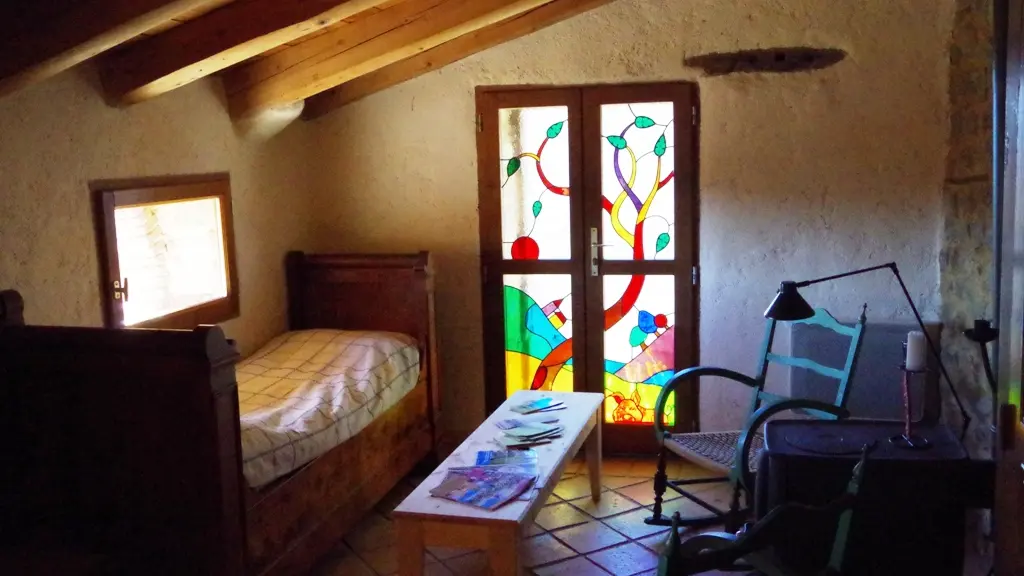 Lits et vitrail