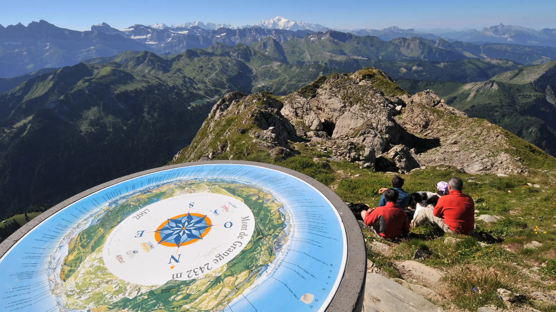 Table d'orientation et vue sur le Mont Blanc depuis le sommet
