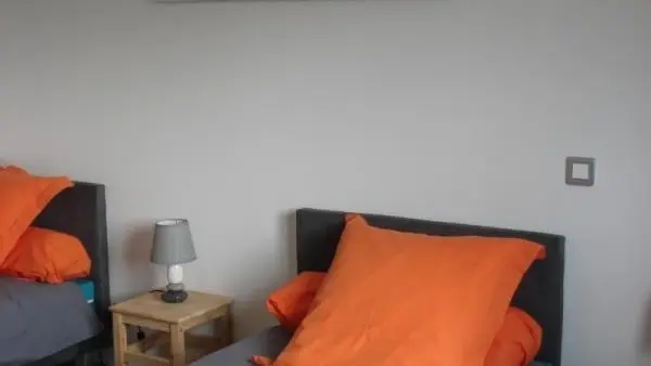 1 chambre avec 2 lits de 90/200 (drap option)