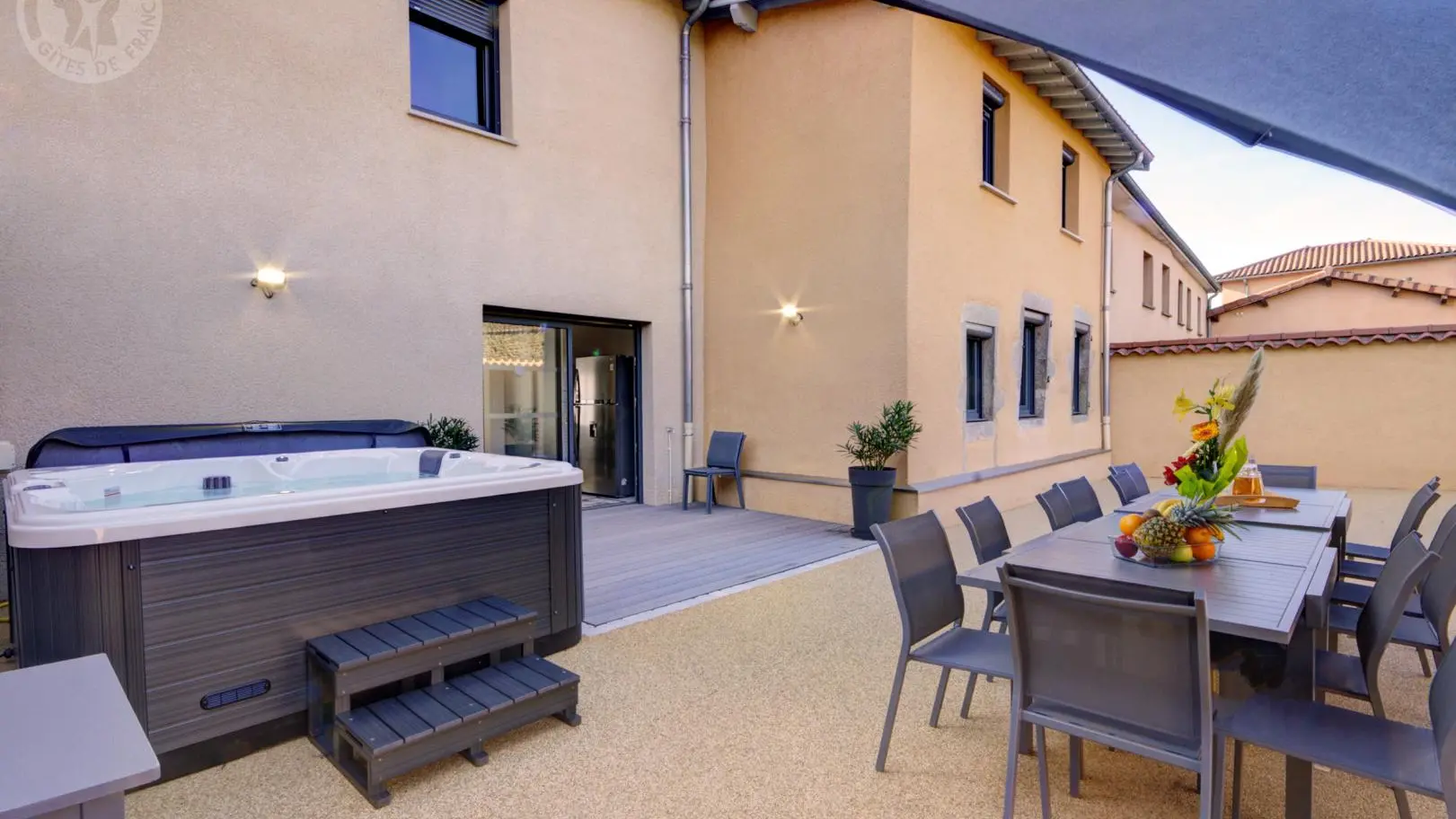 Grande terrasse avec jacuzzi