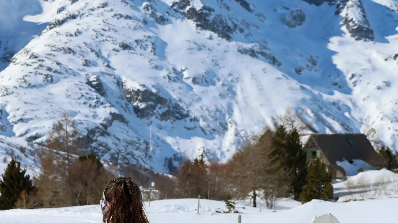 Chaises longues en bois avec vue sur la Meije