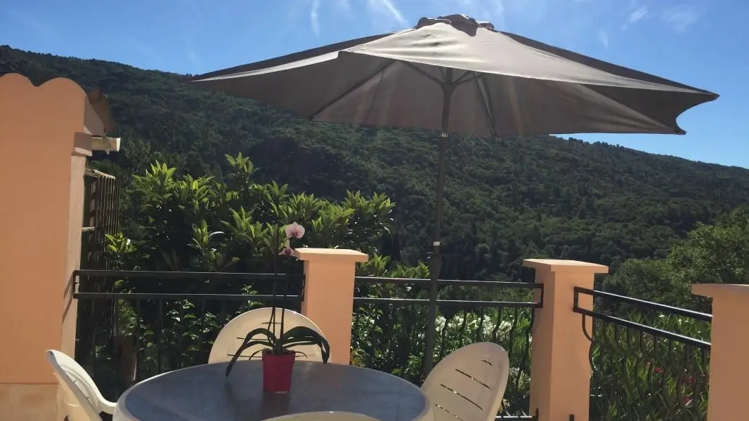 Terrasse Gîte Le Mimosa Gîtes de France Côte d'Azur Alpes-Maritimes à Bendejun