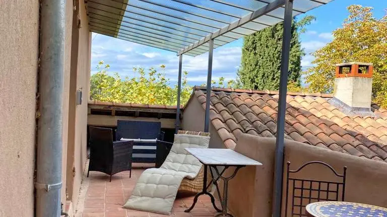 Terrasse couverte
+ grande table et 4 chaises