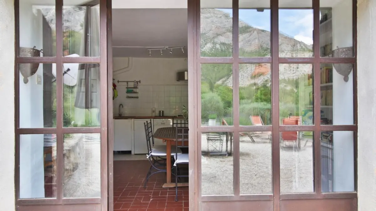 bienvenue à La Feuillère avec sa grande porte d'entrée