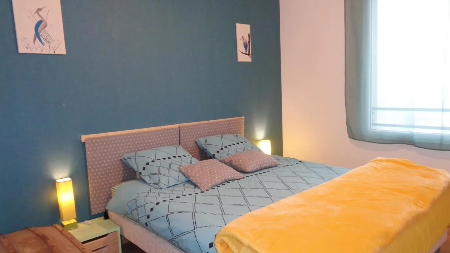 Chambre avec un lit 160.  Couvertures et draps classiques sur demande.