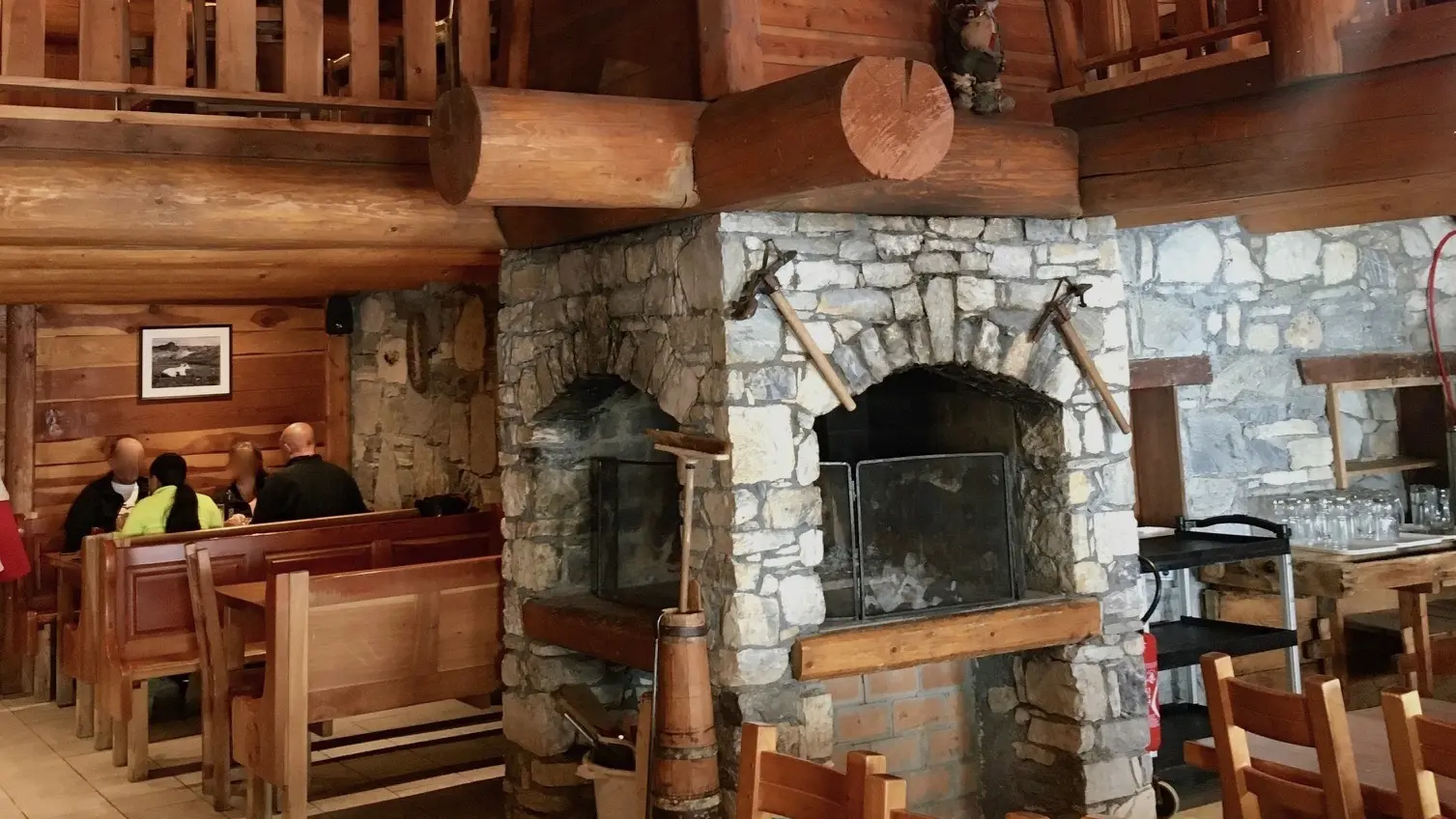Salle du bas avec cheminée-Les marmottes_Val d'Isère