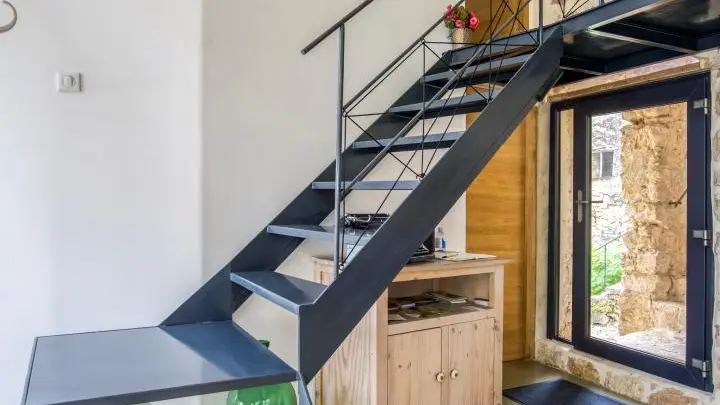 Escalier intérieur Mas d'Osmeea à Roquefort les Pins Gîtes de France Alpes-Maritimes